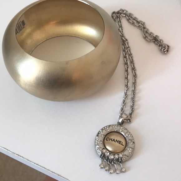 Oversized brushed gold bangle - Picture 3 of 3